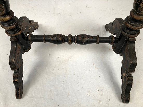 Jardinière en bois noirci à décor peint de fleurs, époque Napoléon III