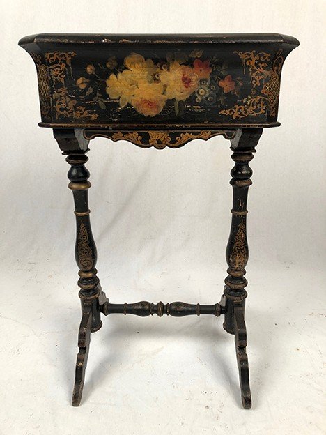 Jardinière en bois noirci à décor peint de fleurs, époque Napoléon III