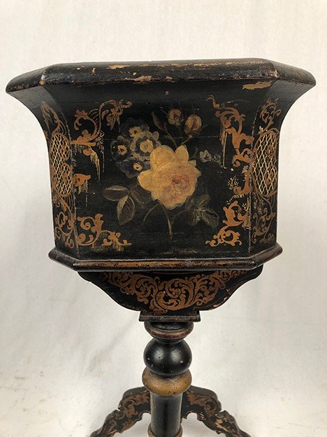Jardinière en bois noirci à décor peint de fleurs, époque Napoléon III
