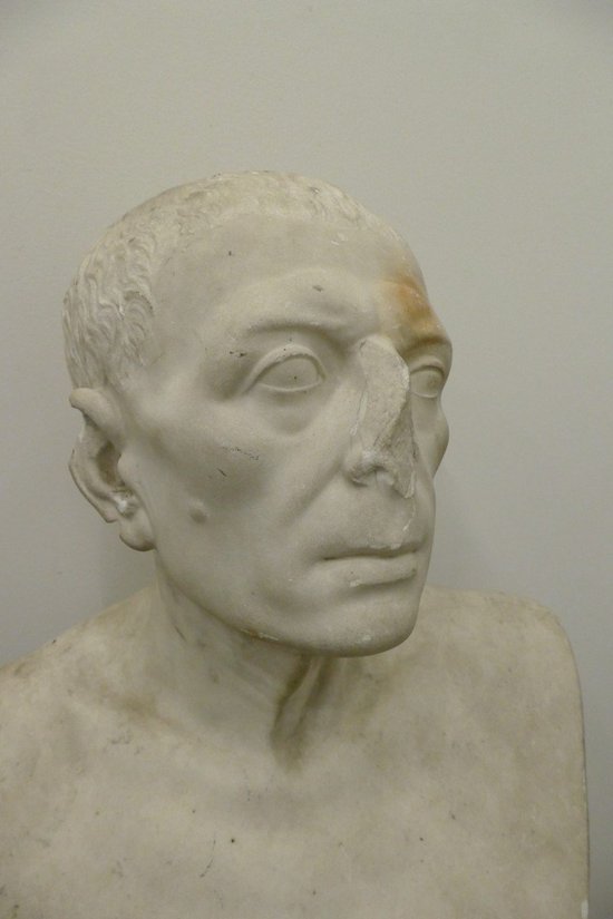 Statua in marmo in stile antico
