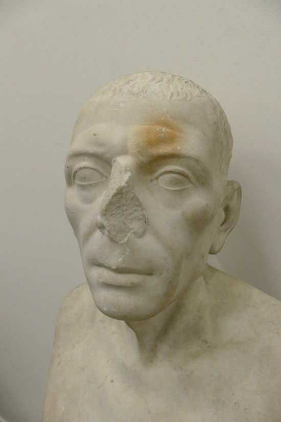 Statua in marmo in stile antico