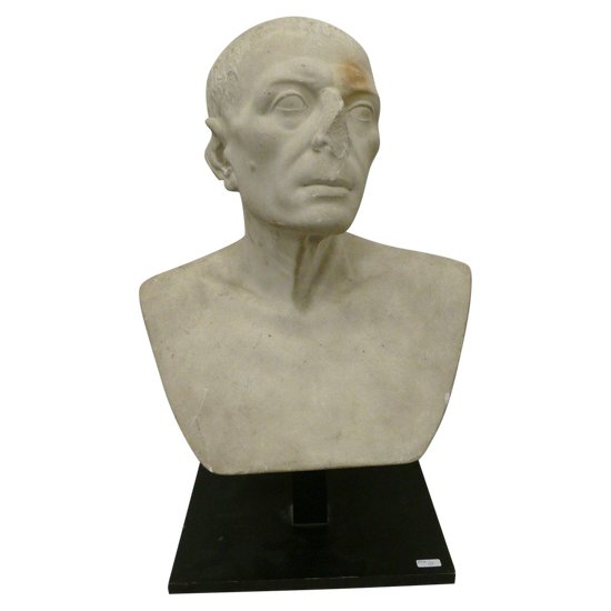 Statua in marmo in stile antico