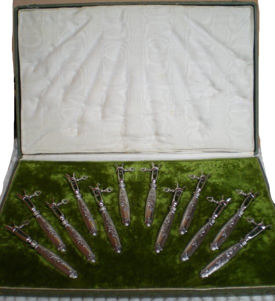 Box of 12 ribbed sleeves silver sleeves filled with art nouveau decor