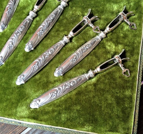 Box of 12 ribbed sleeves silver sleeves filled with art nouveau decor