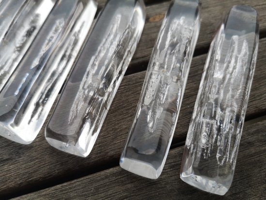 Schachtel mit 12 Kristallmesserhaltern, signiert von DAUM France