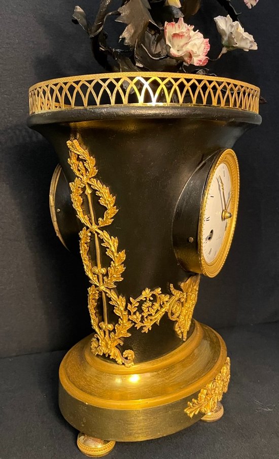 Empire clock ''basket of flowers'' in bronze and porcelain