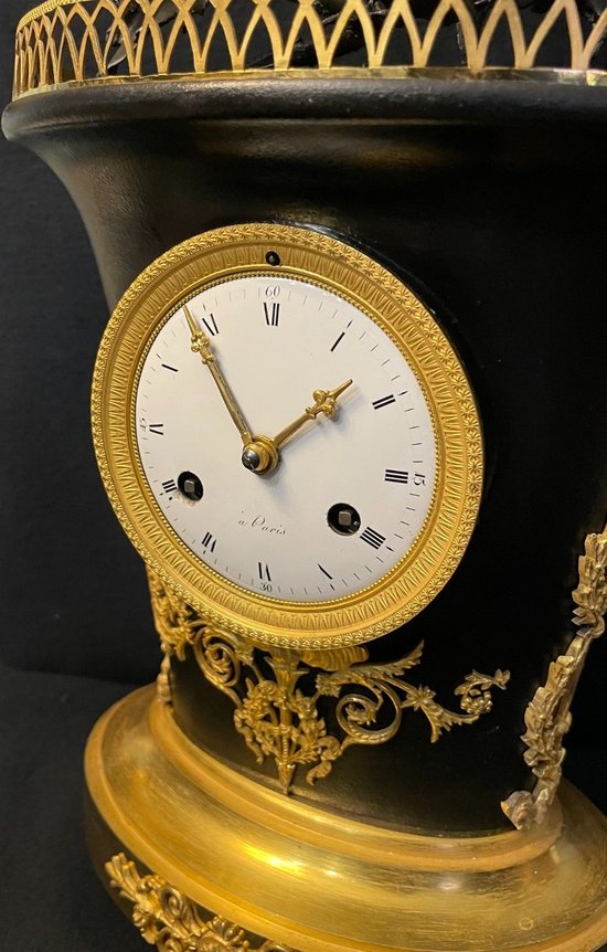 Empire clock ''basket of flowers'' in bronze and porcelain
