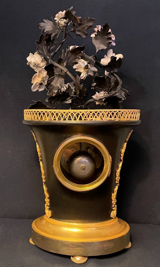 Empire clock ''basket of flowers'' in bronze and porcelain