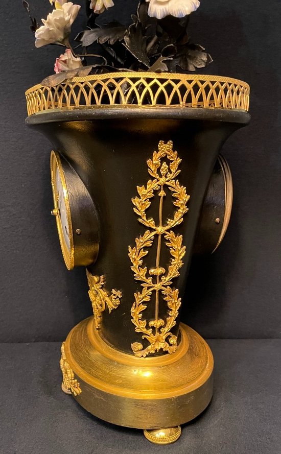 Empire clock ''basket of flowers'' in bronze and porcelain