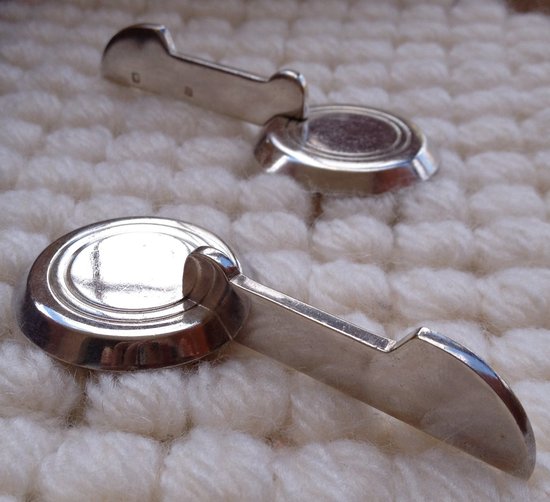 Ecrin de 12 porte-couteaux en métal argenté Saint-Médard (Réf MA 0479)