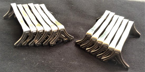 12 versilberte Messerhalter