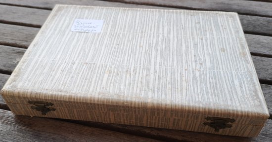 Ecrin : 12 couteaux à dessert en métal argenté modèle Baguette orfèvrerie Saint Médard