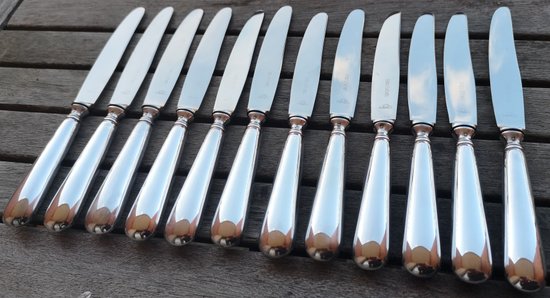 Ecrin : 12 couteaux à dessert en métal argenté modèle Baguette orfèvrerie Saint Médard