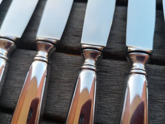 Ecrin : 12 couteaux à dessert en métal argenté modèle Baguette orfèvrerie Saint Médard