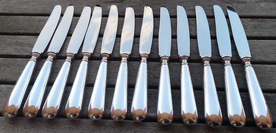 Ecrin : 12 couteaux à dessert en métal argenté modèle Baguette orfèvrerie Saint Médard