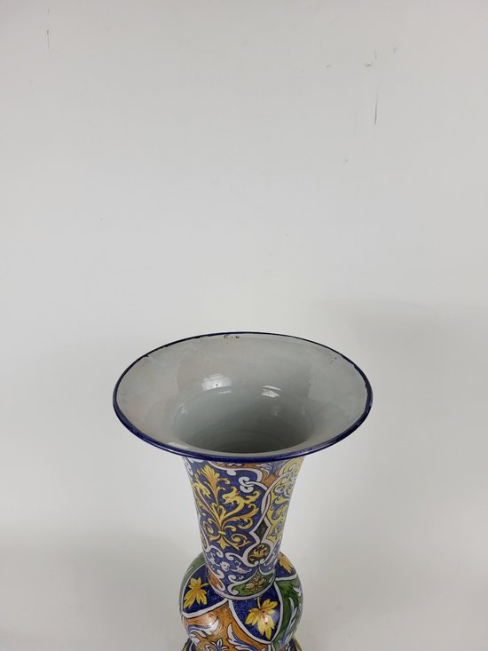 Important vase cornet en faïence de Nevers Antoine Montagnon