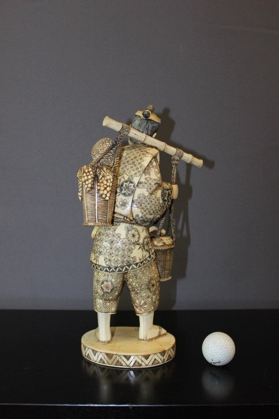 Scultura asiatica in osso Okimono di un venditore di verdure, Giappone 1900 circa