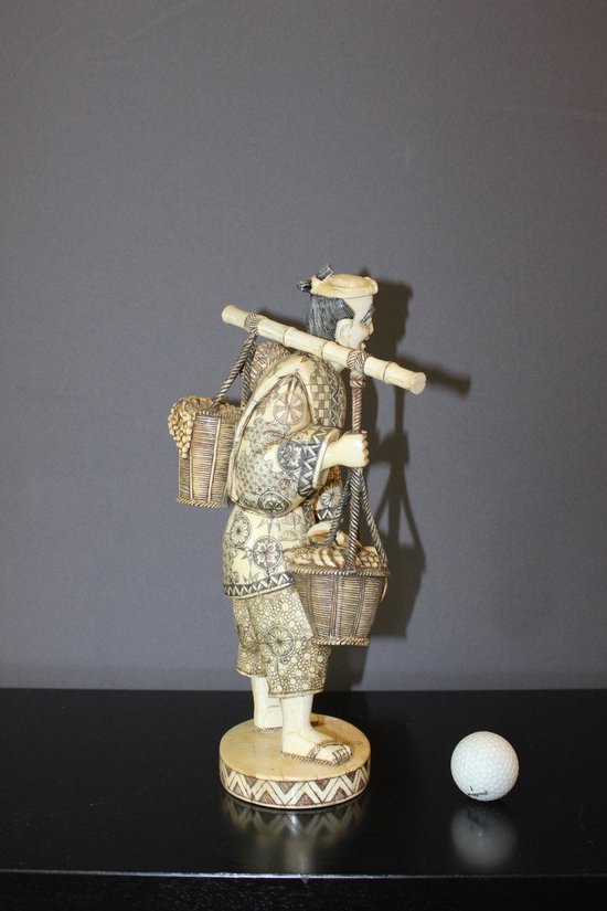 Scultura asiatica in osso Okimono di un venditore di verdure, Giappone 1900 circa