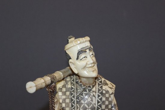 Scultura asiatica in osso Okimono di un venditore di verdure, Giappone 1900 circa
