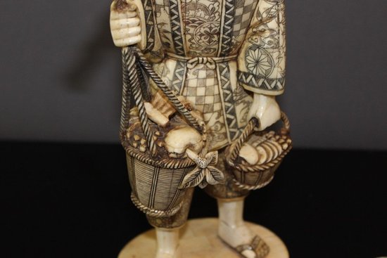 Scultura asiatica in osso Okimono di un venditore di verdure, Giappone 1900 circa