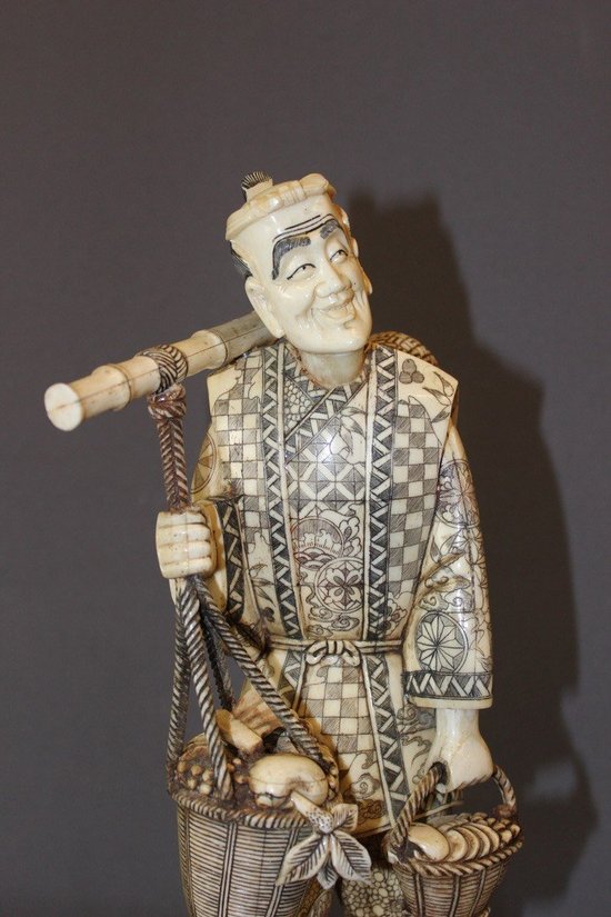 Scultura asiatica in osso Okimono di un venditore di verdure, Giappone 1900 circa