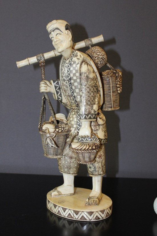 Scultura asiatica in osso Okimono di un venditore di verdure, Giappone 1900 circa