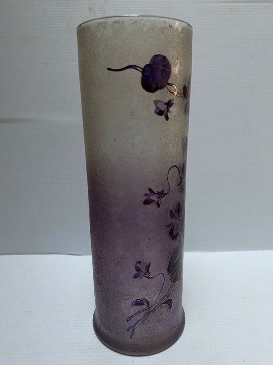 VASE AUS EMAILLIERTEM HALBKRISTALL
