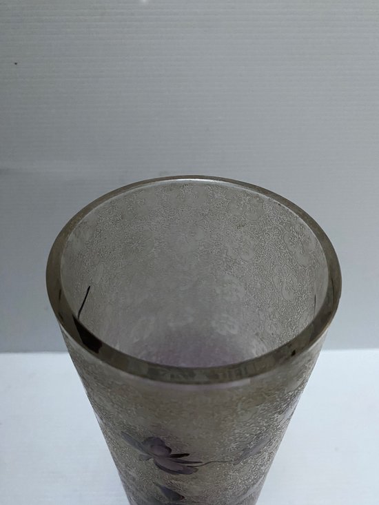 VASE AUS EMAILLIERTEM HALBKRISTALL