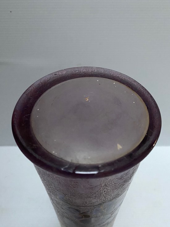 VASE AUS EMAILLIERTEM HALBKRISTALL