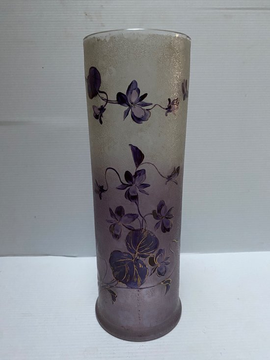 VASE AUS EMAILLIERTEM HALBKRISTALL