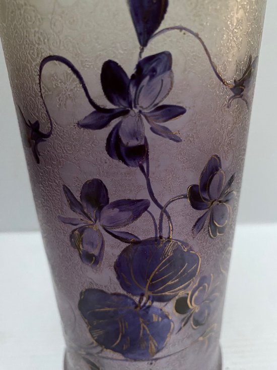 VASE AUS EMAILLIERTEM HALBKRISTALL