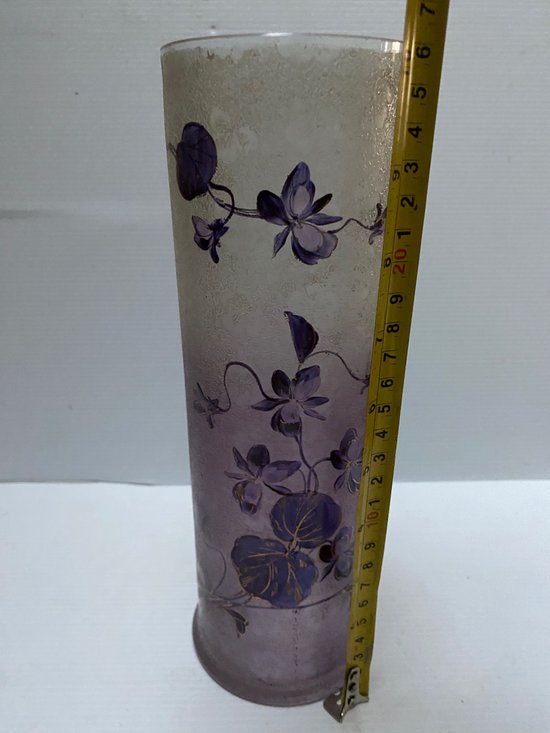 VASE AUS EMAILLIERTEM HALBKRISTALL