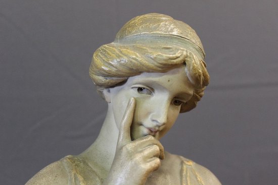 Terracotta policroma raffigurante una donna 1900 ca.