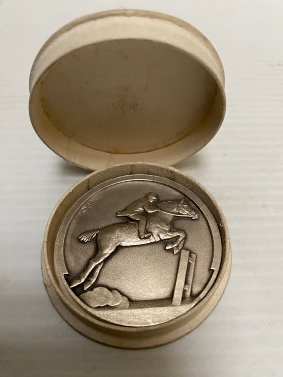 MEDAILLE AUS VERSILBERTER BRONZE