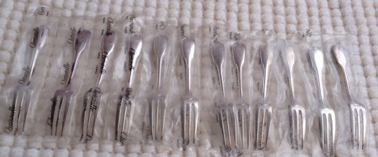 12 Christofle "Versailles" silver cake forks in blister pack (ref MA 0527)
