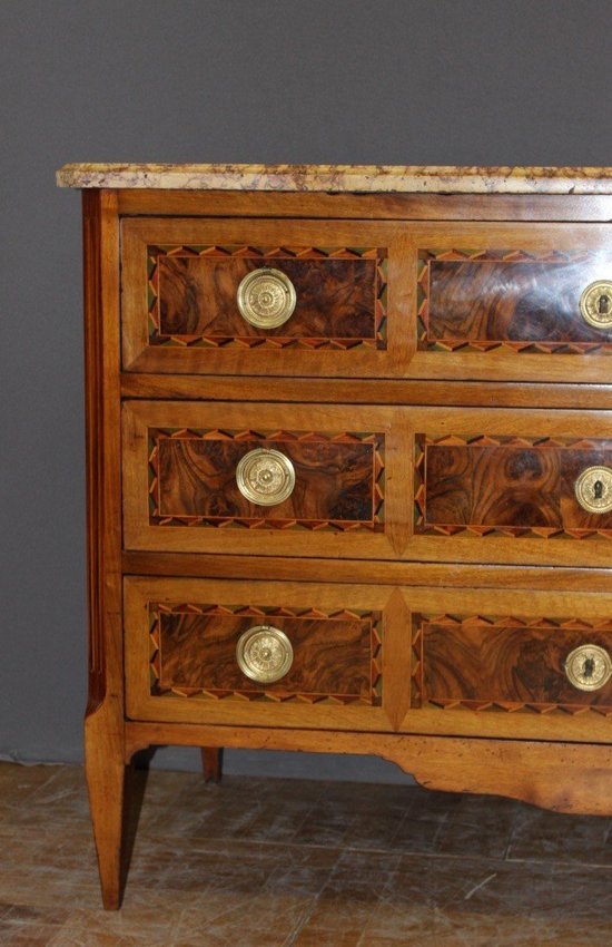Louis XVI period chest of drawers in walnut and marquetry About 1780