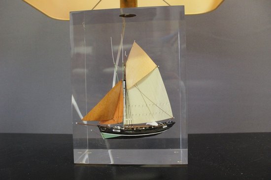 Lampe En Plexiglas Inclusion De Bateau Vers 1980