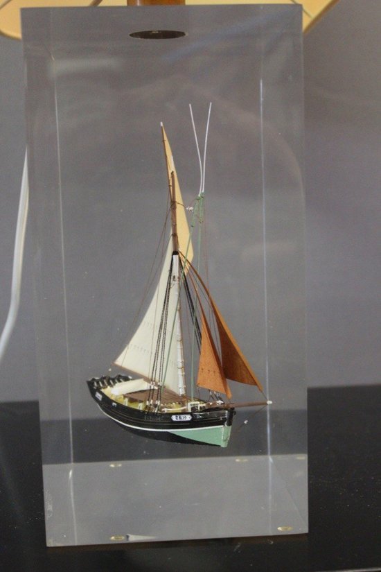 Lampe En Plexiglas Inclusion De Bateau Vers 1980