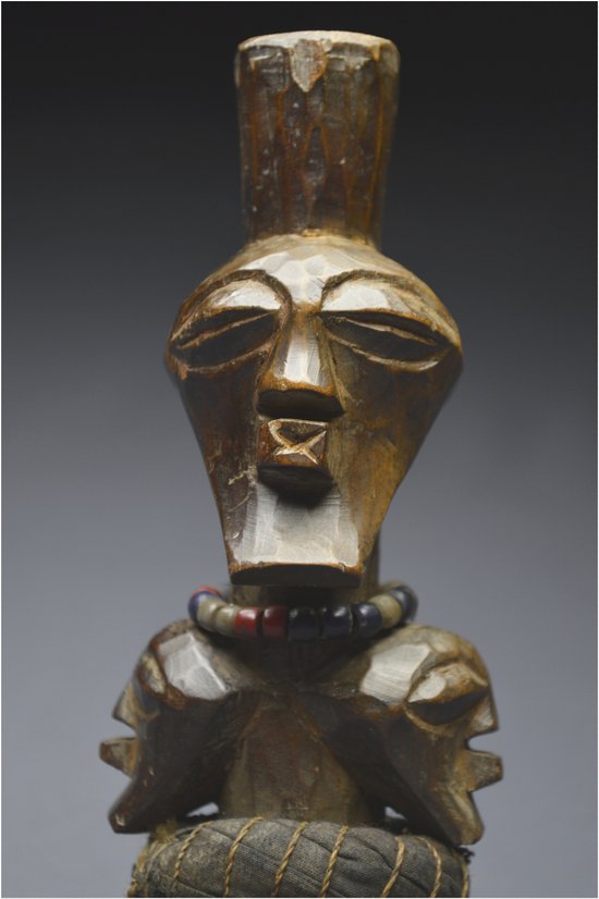 Repubblica Democratica del Congo (ex Zaire), popolo Songye, metà del XX secolo, feticcio Janiform Nkisi con patina lucida