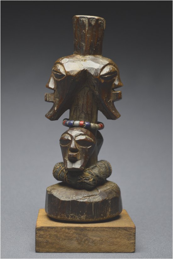 Repubblica Democratica del Congo (ex Zaire), popolo Songye, metà del XX secolo, feticcio Janiform Nkisi con patina lucida