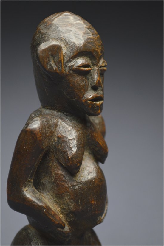 Tanzanie, Peuple Zigwa, Milieu du XXème siècle, Ancienne statuette anthropomorphe à patine brillante
