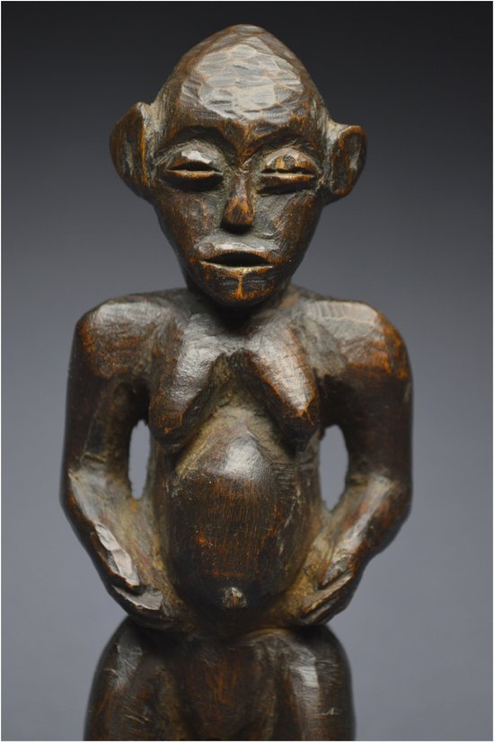 Tanzanie, Peuple Zigwa, Milieu du XXème siècle, Ancienne statuette anthropomorphe à patine brillante