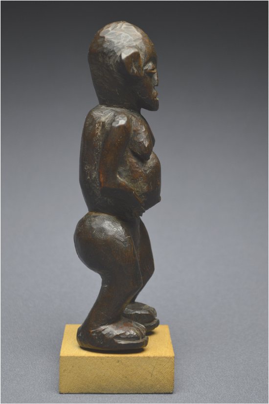 Tanzanie, Peuple Zigwa, Milieu du XXème siècle, Ancienne statuette anthropomorphe à patine brillante