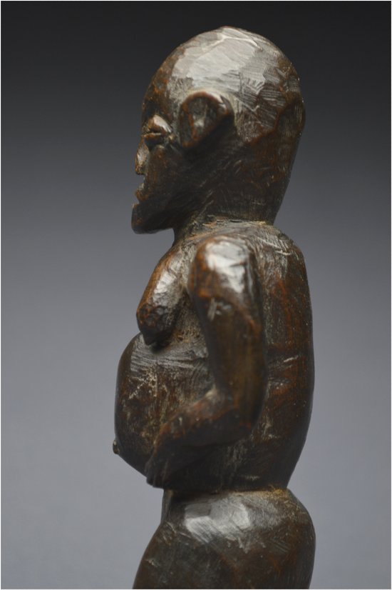 Tanzanie, Peuple Zigwa, Milieu du XXème siècle, Ancienne statuette anthropomorphe à patine brillante