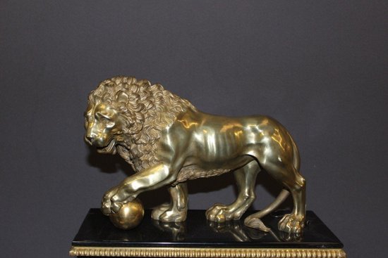Restoration period clock with Lion of Venice in marble and gilt bronze