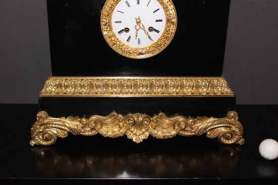 Restoration period clock with Lion of Venice in marble and gilt bronze