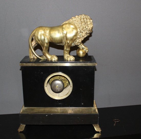 Restoration period clock with Lion of Venice in marble and gilt bronze