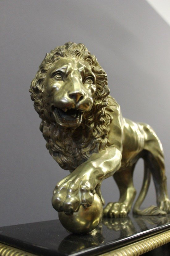 Restoration period clock with Lion of Venice in marble and gilt bronze