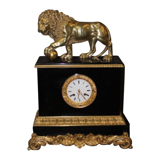 Pendule d'époque Restauration Au Lion De Venise En Marbre Et Bronze Doré