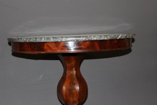 Tavolo con piedistallo d'epoca in restauro In mogano